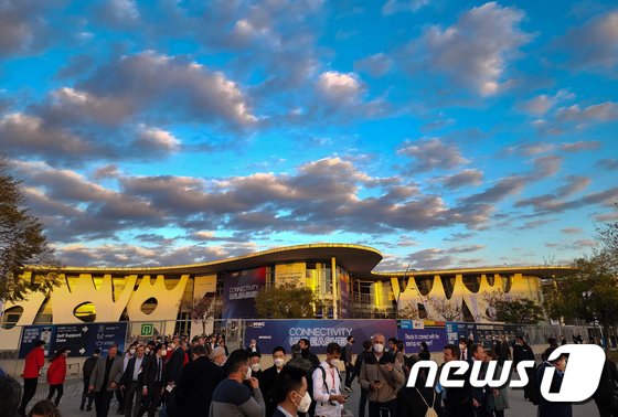 「モバイルワールドコングレス（MWC）2022」閉幕日の3日、バルセロナの展示場が夕焼けに染まった(c)news1