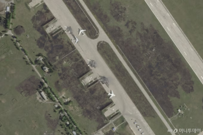 プラネット・ラブスPBCが提供した衛星写真には、ウクライナのドローン攻撃を受けたロシアの空軍基地に、戦略爆撃機と見られる機体の残骸が残されている(c)NEWSIS/MONEYTODAY