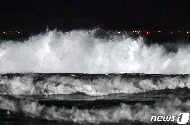 1日午後、慶尚北道浦項の海岸に押し寄せた波(c)news1
