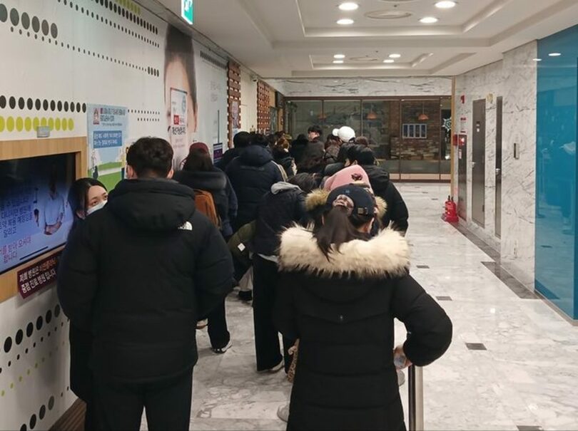 ソウルのある医院の前でダイエット薬を処方してもらうために並ぶ市民(c)NEWSIS