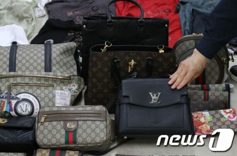 警察が押収した衣類、カバン、ゴルフ用品など偽物製品を整理するソウル市民生司法警察団(c)news1