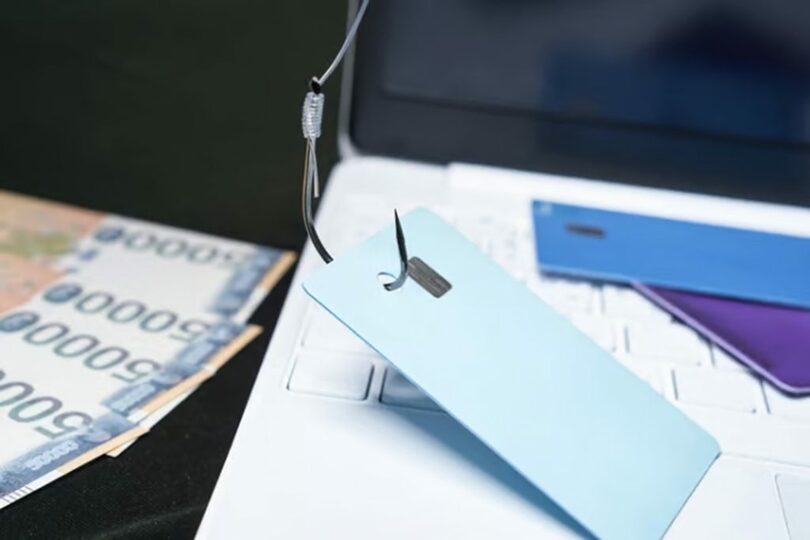 詐欺師が被害者を騙すために用意した「偽の実物カード」＝警察庁提供(c)MONEYTODAY