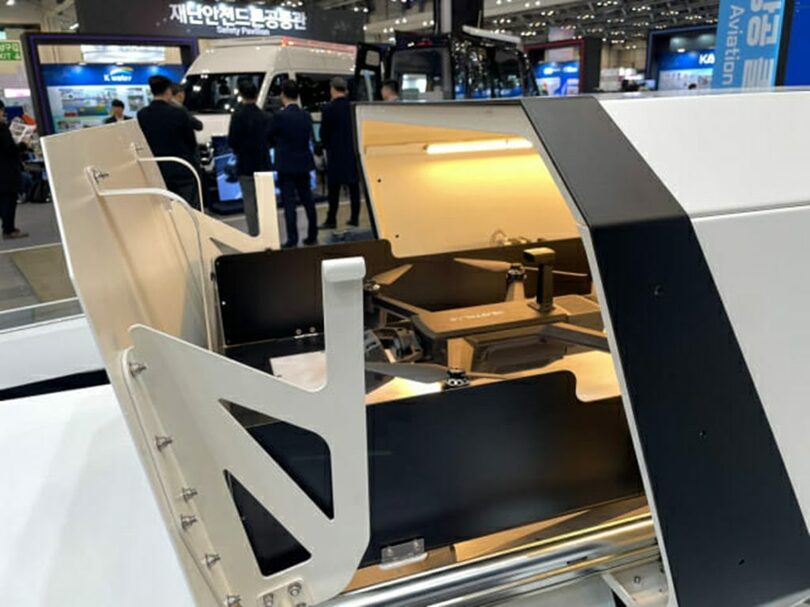 自律飛行AIドローン「エイデン」と「AiDENステーション」(c)KOREA WAVE