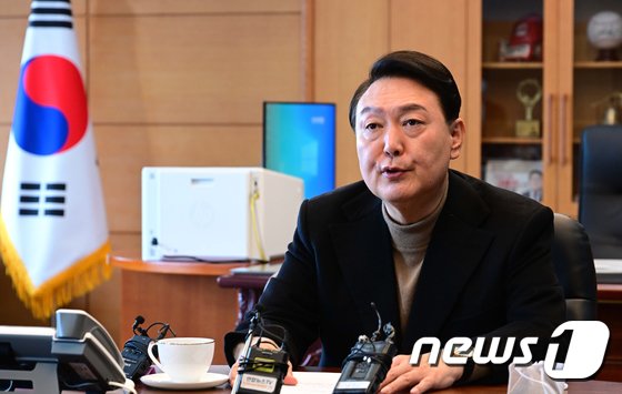 14日午前、執務室で過ごすユン・ソンヨル（尹錫悦）次期大統領（国会写真取材団）(c)news1