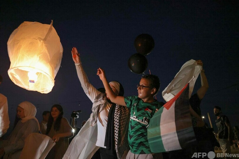 スカイランタンで追悼 国境地帯で死亡の記者 レバノン