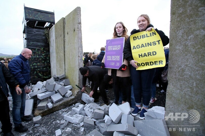国境に「壁」建設し抗議 EU離脱反対派、英北アイルランドで