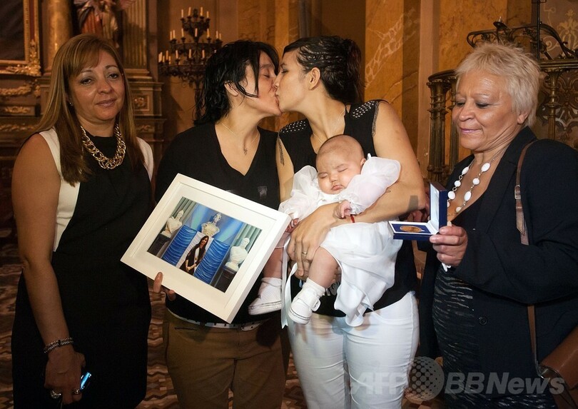 アルゼンチン大統領、同性婚カップルの娘のゴッドマザーに