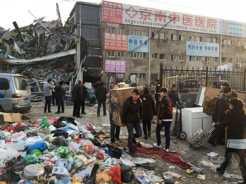 19人死亡の北京下宿火災、当局が近隣の建物を強制撤去