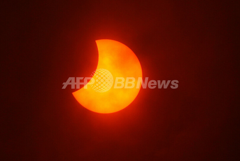 世界各地で日食観測、思い思いに観察
