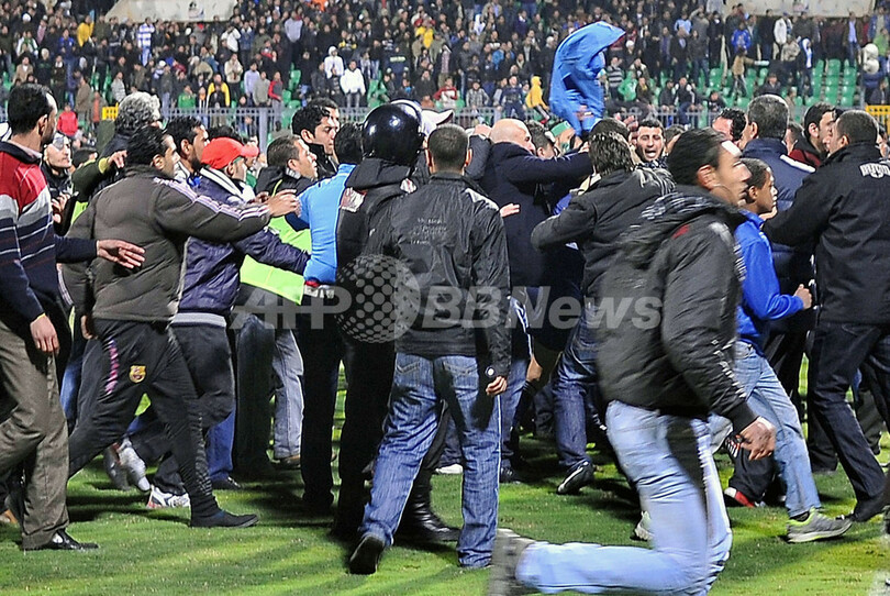 サッカー試合で暴動、74人死亡 1000人負傷か エジプト