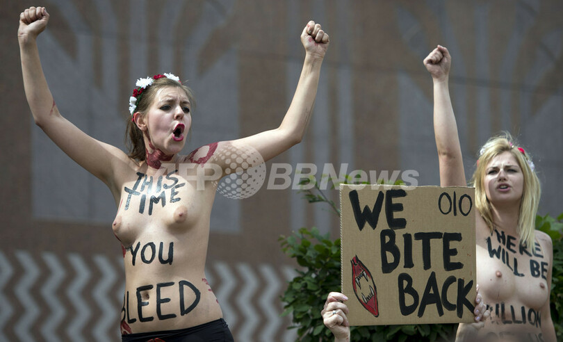 女性権利団体FEMEN、エジプト大使館前でトップレス抗議