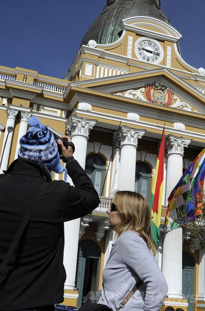 議事堂の時計が「反時計回り」に、南半球の住人に敬意 ボリビア