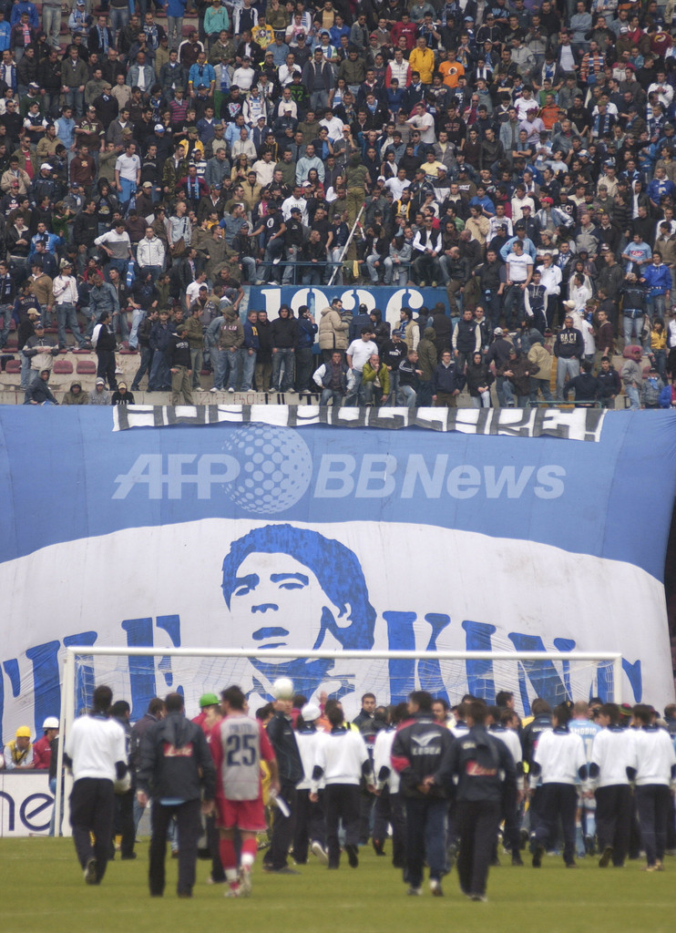 サッカー セリエb ナポリの本拠地にマラドーナ氏の横断幕が掲げられる イタリア 写真4枚 国際ニュース Afpbb News