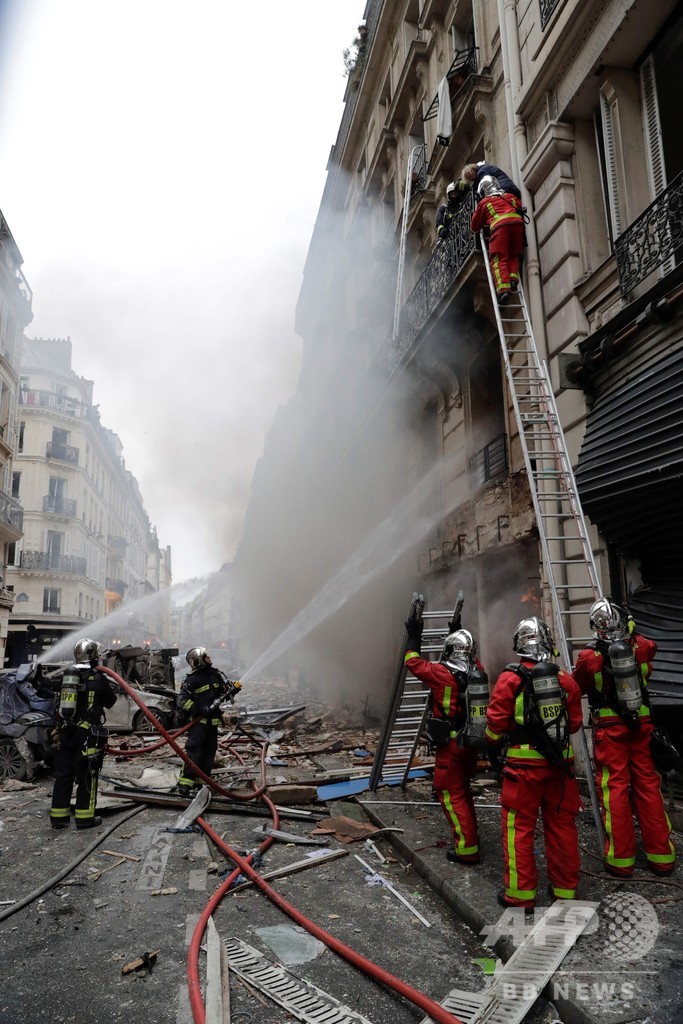 仏パリのパン店で爆発、消防士含む3人が死亡 ガス漏れが原因
