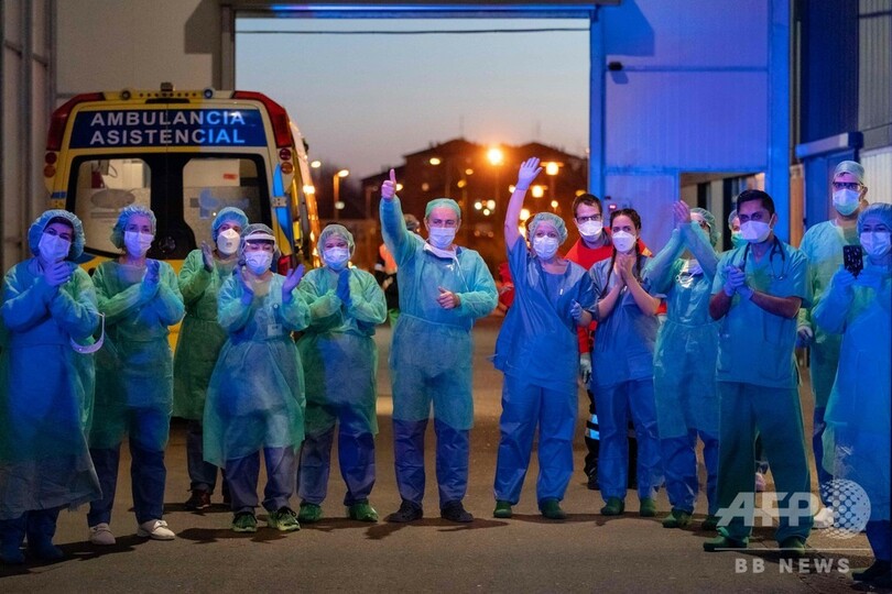 新型ウイルスの高齢患者乗せた救急車に若者が投石 スペイン