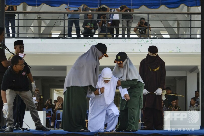 男女6人に公開むち打ち刑、人前での愛情表現で インドネシア