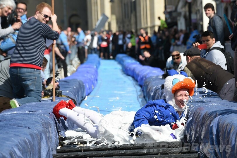 街中に巨大ウオータースライダー出現、体験希望者殺到 英国