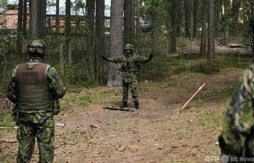 ロシアの脅威に直面するフィンランド、軍事訓練受ける市民急増