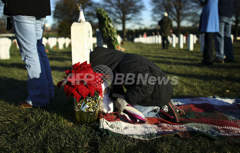 戦死者にクリスマス・リースを、米アーリントン国立墓地
