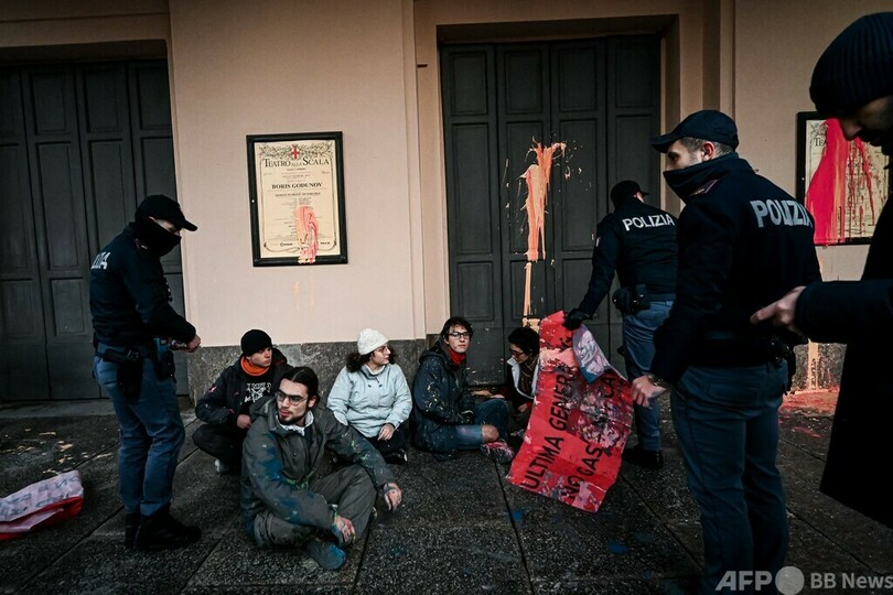 伊スカラ座入り口にペンキ、環境団体が抗議行動