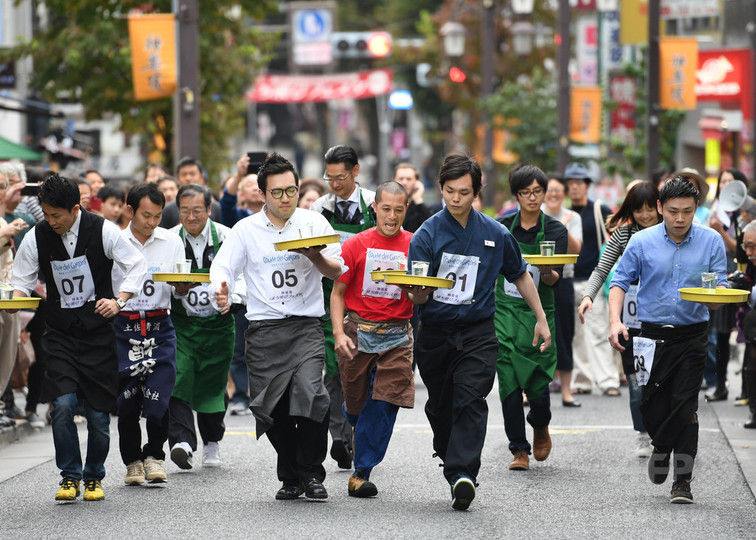 水をこぼさずゴールへまっしぐら ギャルソンレース開催 東京 写真16枚 国際ニュース Afpbb News