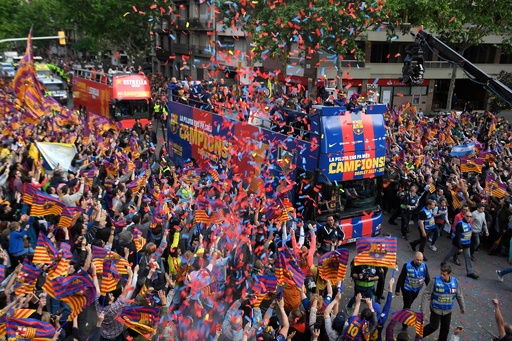 FCバルセロナ優勝パレード応援グッズ他 バルセロナでの音楽、歓喜、そしてパーティ
