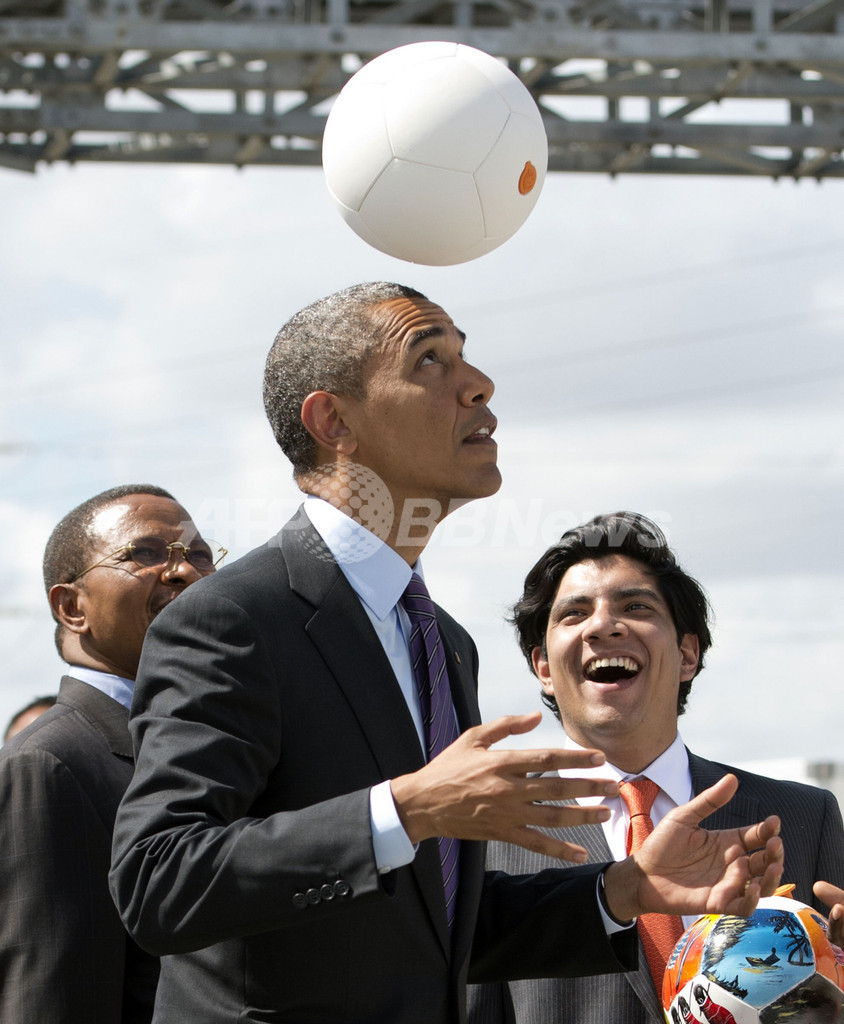 オバマ米大統領、発電するサッカーボール楽しむ タンザニア オバマ米大統領、発電するサッカーボール楽しむ タンザニア