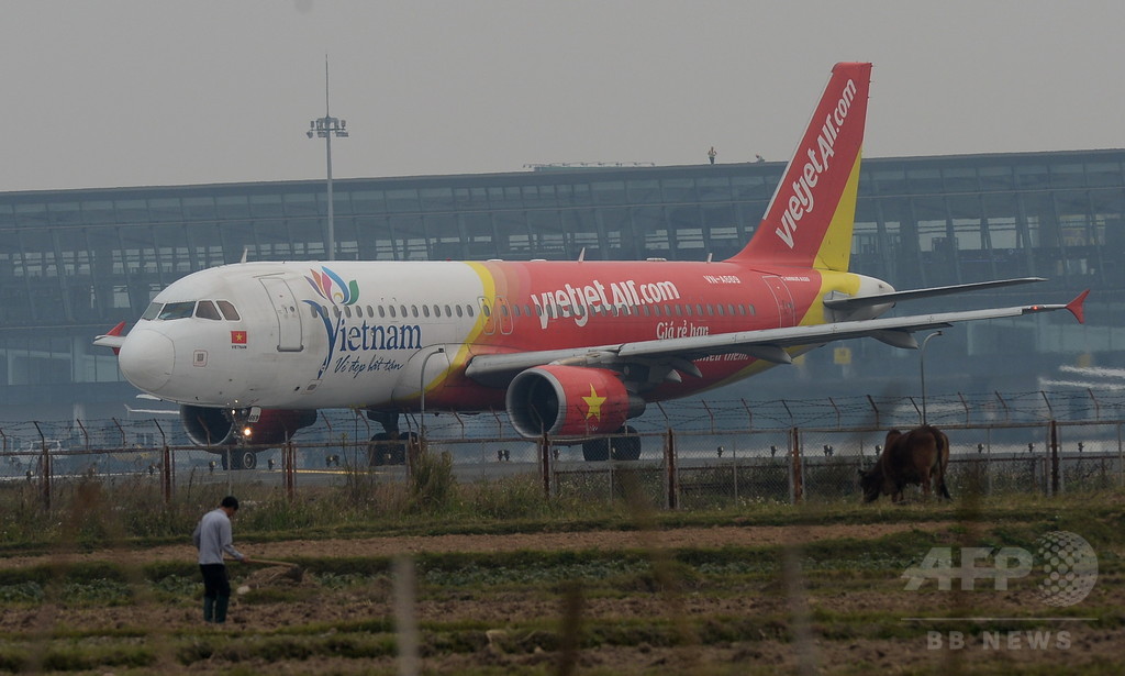 ベトナムLCC、サッカー代表搭乗機に露出度高いモデル派遣し謝罪 ベトナムLCC、サッカー代表搭乗機に露出度高いモデル派遣し謝罪