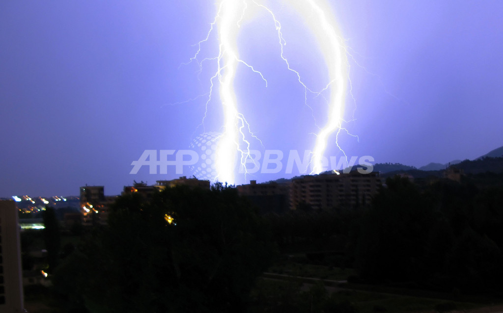 アルバニアの空を照らす稲妻 写真3枚 国際ニュース Afpbb News