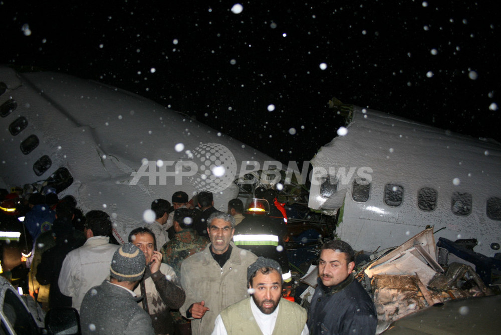 イラン北西部で旅客機が墜落、72人死亡 悪天候が原因か 写真6枚 国際