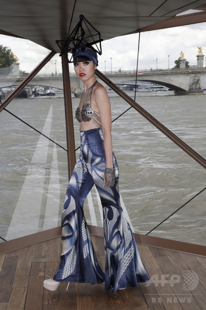 セーヌ川の船上でファッションショー