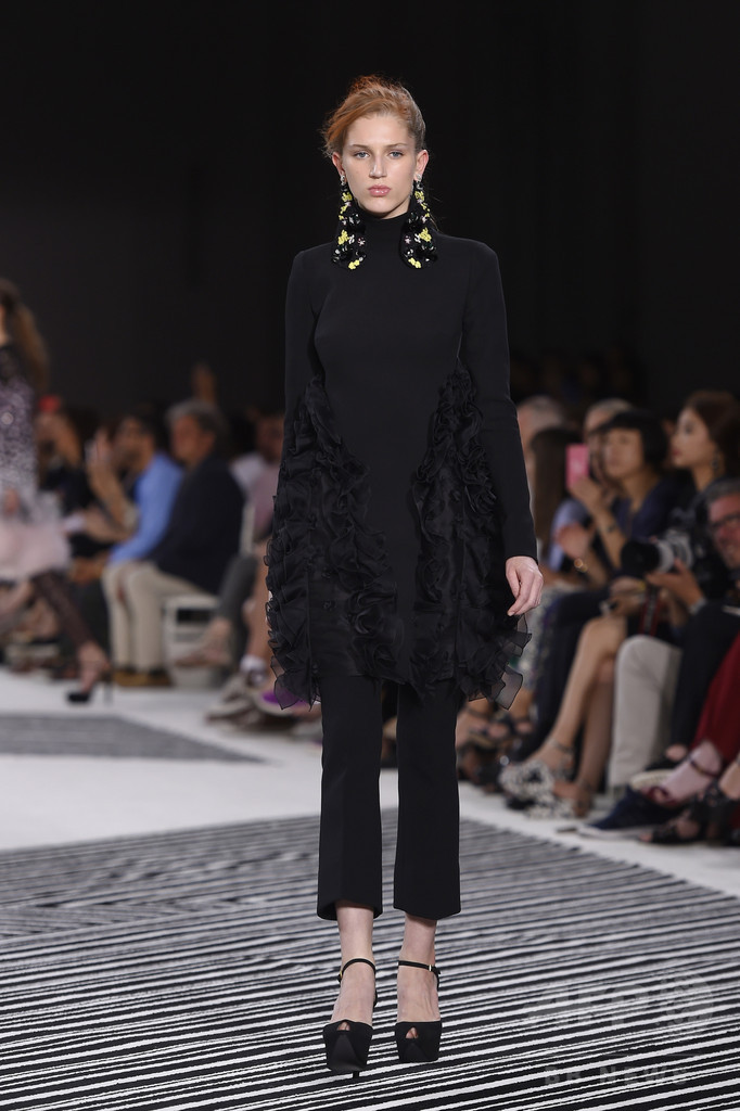 夢を運ぶロマンティックなドレス、「ジャンヴァティスタ・ヴァリ」15/16年秋冬オートクチュール