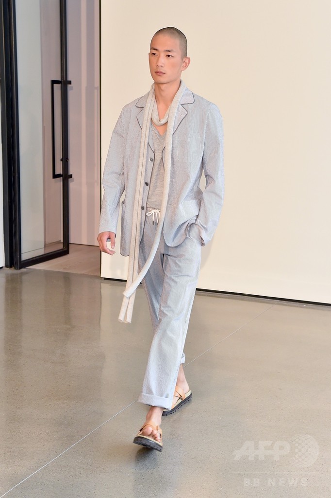 バカンスで楽しむ洗練された着こなし、「マイケル・コース」16年春夏メンズ