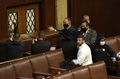 米首都ワシントンの連邦議会議事堂の下院議場で、損壊したドアに向けて銃を構える警察官（2021年1月6日撮影）。(c)Drew Angerer/Getty Images/AFP