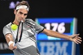 全豪オープンテニス、男子シングルス決勝。バックハンドを打つロジャー・フェデラー（2017年1月29日撮影）。(c)AFP/WILLIAM WEST