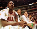 米プロバスケットボール（NBA）、シカゴ・ブルズ時代のマイケル・ジョーダン氏（左）とスコッティ・ピペン氏（左から2人目、1997年11月23日撮影）。(c)VINCENT LAFORET / AFP