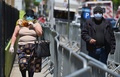 米ニューヨーク市でマスクを着けて歩く人（2020年5月12日撮影、資料写真）。(c)Angela Weiss / AFP
