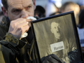 ドイツの首都ベルリン（Berlin）で、ナチス・ドイツの独裁者アドルフ・ヒトラー（Adolf Hitler）をイスラム原理主義組織ハマス（Hamas）にたとえて抗議するイスラエル支持者の男性（2009年1月11日撮影）。(c)AFP/DDP/BERTHOLD STADLER