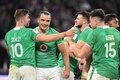 ラグビーシックスネーションズ第1節、フランス対アイルランド。勝利を喜ぶアイルランドのジャック・クロウリー（左）とジェームズ・ロウ（左から2人目、2024年2月2日撮影）。(c)NICOLAS TUCAT / AFP