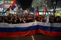 セルビアの首都ベオグラードで、右派の呼び掛けで行われたロシアのウクライナ侵攻を支持する集会の様子（2022年3月4日撮影）。(c)Andrej ISAKOVIC / AFP