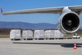 スイス・ジュネーブ空港に到着した、中国からの医療防護用品（2020年4月6日撮影、資料写真）。(c)SALVATORE DI NOLFI / POOL / AFP