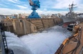 神奈川県横須賀市の乾ドックから出る準備をするミサイル駆逐艦「ジョン・S・マケイン」。米海軍提供（2018年11月27日撮影）。(c)AFP PHOTO / US NAVY / MASS COMMUNICATION SPECIALIST 2ND CLASS JEREMY GRAHAM