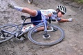 自転車ロードレースのワンデークラシック、パリ～ルーベ女子の部。落車したFDJヌーベル・アキテーヌ・フチュロスコープのウジェニー・ドゥバル（2021年10月2日撮影）。(c)ERIC LALMAND / BELGA / AFP