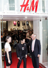 東京・銀座の「H＆M」日本第1号店の開店セレモニーに出席した最高経営責任者のロルフ・エリクセン（Rolf Eriksen、右）氏。（2008年9月13日撮影）。(c)AFP/Yoshikazu TSUNO