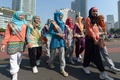 インドネシア・ジャカルタ（Jakarta）で行進に参加した美人コンテスト「ムスリマ・ワールド（Muslimah World）」のファイナリストら（2013年9月15日撮影）。(c)AFP/ADEK BERRY