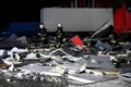 ロシアによるミサイル攻撃を受けたウクライナ・ハルキウ州の郵便施設で、活動に当たる救助隊員ら（2023年10月21日撮影）。(c)SERGEY BOBOK / AFP