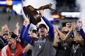 24MLB、ワールドシリーズ（7回戦制）、ニューヨーク・ヤンキース対ロサンゼルス・ドジャース。ワールドシリーズ最優秀選手（MVP）のトロフィーを掲げて喜ぶロサンゼルス・ドジャースのフレディー・フリーマン（2024年10月30日撮影）。(c)Elsa/Getty Images/AFP