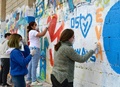 スペインのカステリョンデラプラナ近郊の町ファンサラを訪れた若者たちが壁に絵を描く様子（2016年12月15日撮影）。(c)AFP/JOSE JORDAN