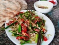 ベトナムの首都ハノイ（Hanoi）市内の飲食店で提供されている猫肉料理（2014年6月19日撮影）。(c)AFP