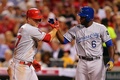 第86回MLBオールスターゲーム。プリンス・フィルダーの適時打で生還し、チームメートのロレンゾ・ケイン（右）と歓喜するア・リーグのマイク・トラウト（2015年7月14日撮影）。(c)AFP/Getty Images/Elsa